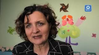 amos-anche-i-bimbi-tessono-la-sciarpa-rosa-della-solidarieta