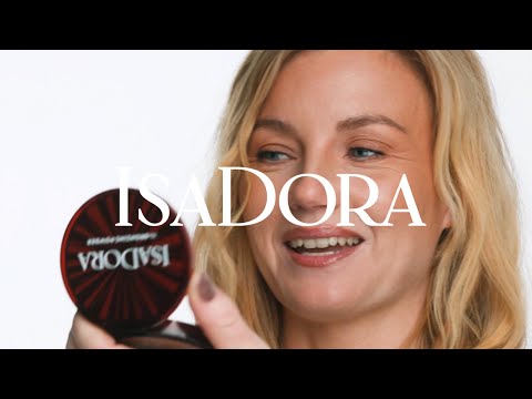 En kvinna sminkar sig med IsaDora Bronzing Powder.