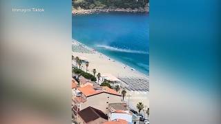 La tromba d'aria in mare a Scilla fa volare gli ombrelloni sulla spiaggia