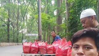 Download lagu GERAKAN #RAKYATBANTURAKYAT TITIP SEDEKAH NASI & DONAT UNTUK BERBAGI DI JALANAN mp3