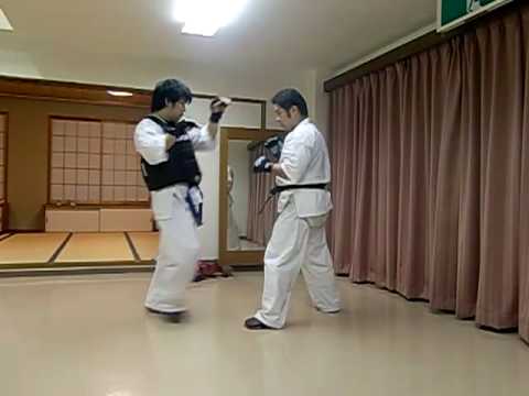 パターン練習（膝蹴りディフェンス）