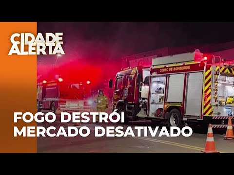 Fogo deixa mercado desativado destruído em Goioerê, no Paraná