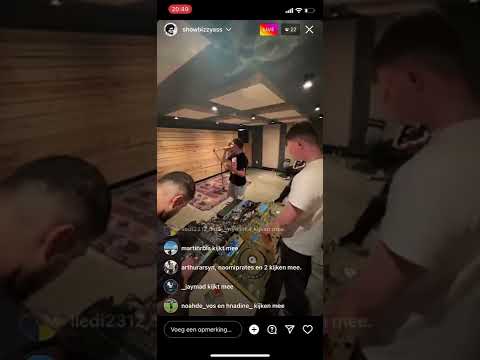 Christian D oefent zijn shows.