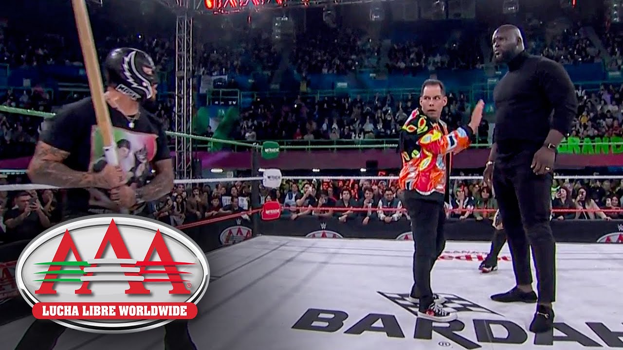 Rey Mysterio saves El Grande Americano from a Omos attack: Lucha Libre AAA, Jan. 17, 2026