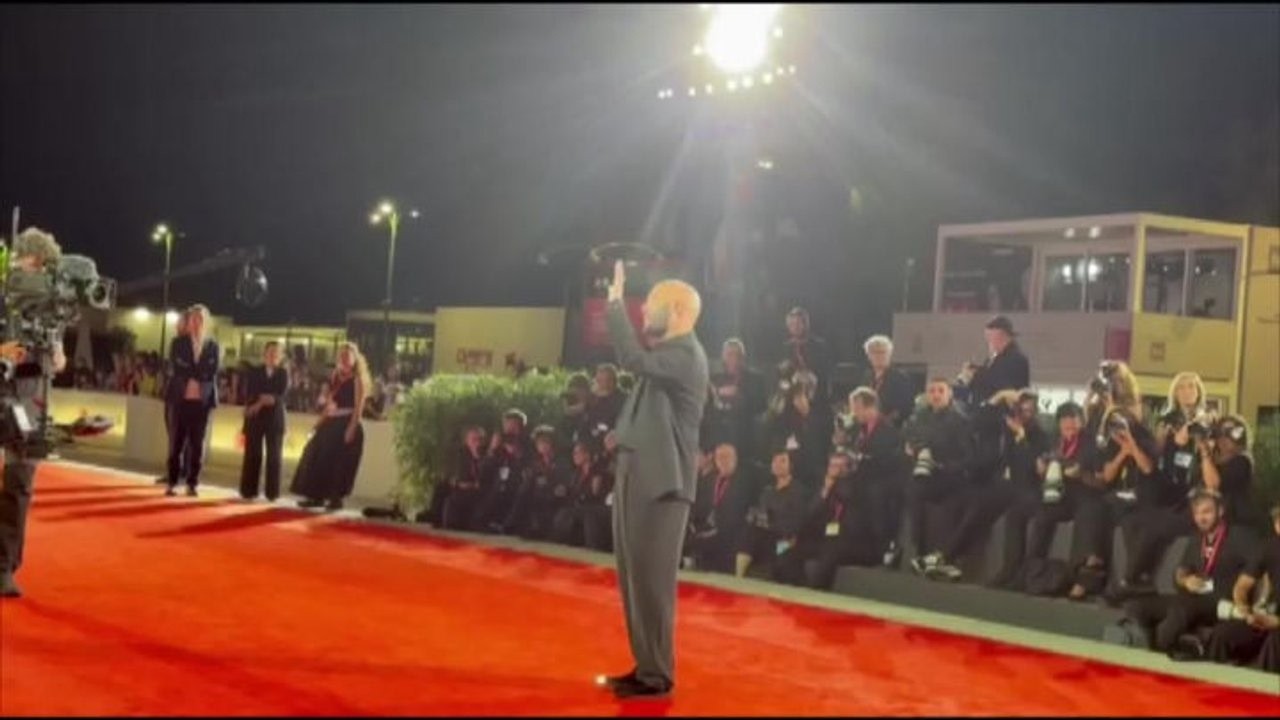 Venezia 83, Giuliano Sangiorgi scherza con i fotografi sul red carpet