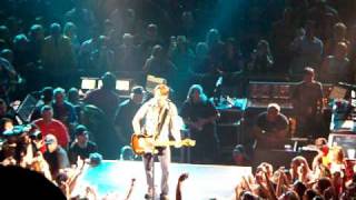 Keith Urban sings &quot;Once in a lifetime&quot;