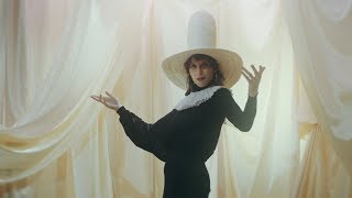 Kadr z teledysku The Barrel tekst piosenki Aldous Harding