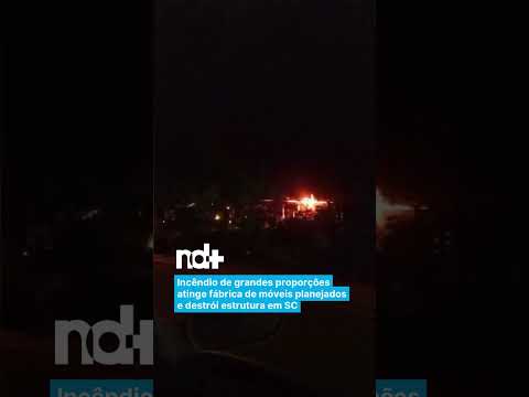 Incêndio de grandes proporções atinge fábrica de móveis planejados e destrói estrutura em SC
