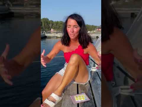 Sofia Wistam visar Familyshops Myggstickers