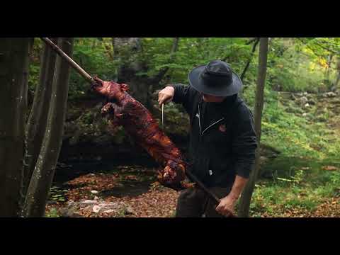 Eat crunchy pig hear off of mechoui whole pork BBQ fire