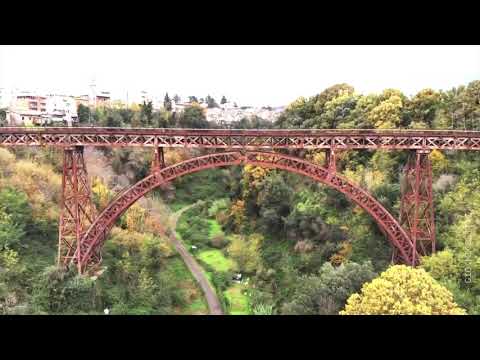 Ponte ad arco reticolare in acciaio a tre cerniere