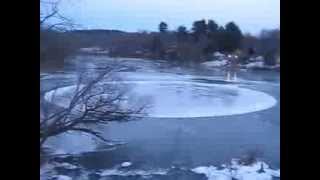 preview picture of video 'Ice circle in Lake Katrine, NY'