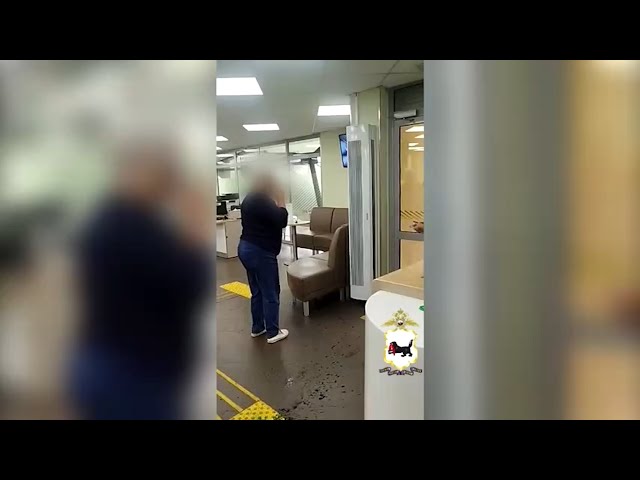 В Иркутской области обманутая мошенниками пенсионерка облила офис банка зеленкой