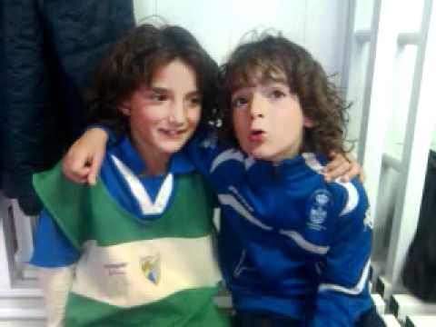 esteban y maximo dos hermanos que juegan en almogia.3gp