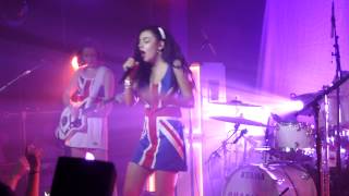 Charli XCX - Caught in the middle (live 2014)
