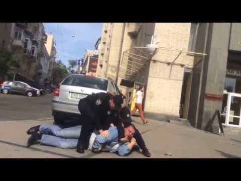 Будни полиции: полицейские задерживают правонарушителя