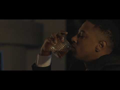 Tchoras Mc ft Cassandra Lobo- Dividas [Video Oficial]