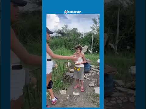 Pilar sigue viviendo entre las tablas de su casa destruida por el huracán Melissa