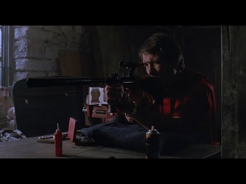 Tommy Lee Jones Steyr AUG scene in The Package (1989)