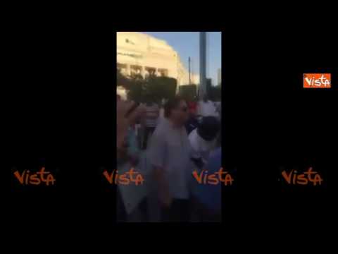 Manifestanti libici bruciano la bandiera italiana