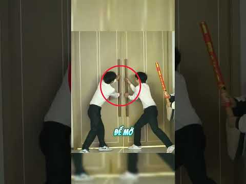 Hai chàng trai dùng hết sức kéo cánh cửa mà không biết rằng