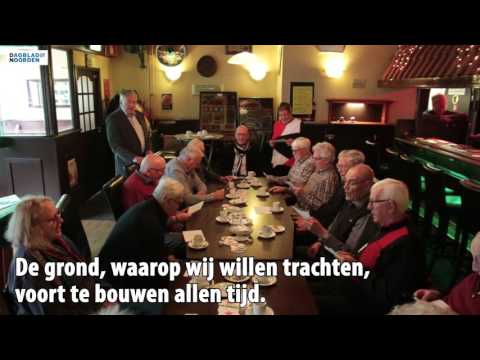 Oud leden van sportclub Quick zingen het clublied