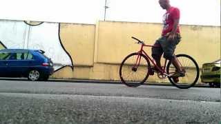 preview picture of video 'Fixie track stand without hands at Lugones, Asturias'