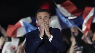 Der neue/alte Präsident von Frankreich feiert den Sieg