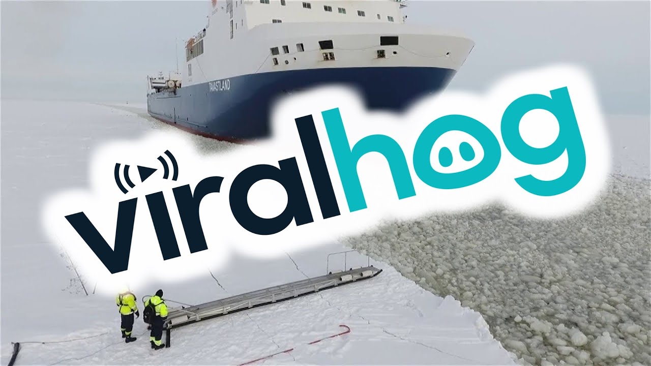 Финский моряк садится на движущийся корабль