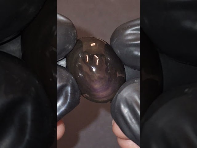 حجر أوبسيدان عين الملكة أسود مع توهج طبيعي