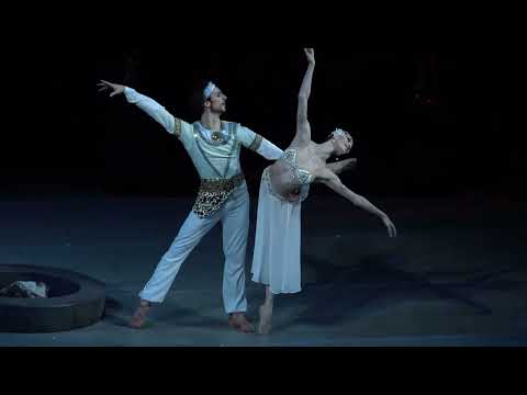Olga Smirnova & Semyon Chudin: Pas de Deux from 'La Bayadère'
