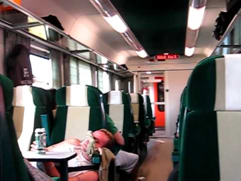 Interiorul unui vagon de clasa a II-a