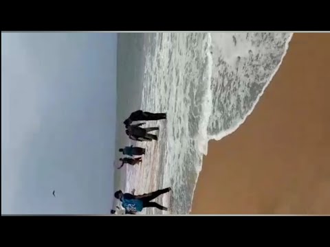 Chennai ka bech me enjoying kar Raha h bhen n Jijaji DD log👌 Bhot beautiful beach hai 🏖️⛱️