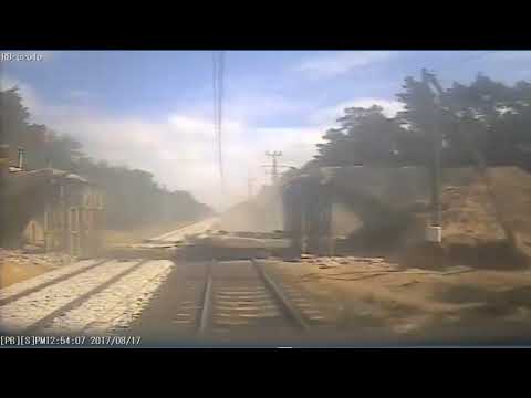 Betonowa płyta spadła na tory. Szybka reakcja maszynisty [film z kabiny]