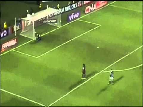 FLAMENGO X PALMEIRAS (20/07/11) - (Ronaldinho Gaucho tentando um gol de cobertura no marcos)