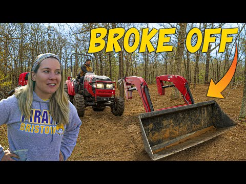 Il trattore si è rotto durante la bonifica del terreno / fattoria / ranch / piccola casa