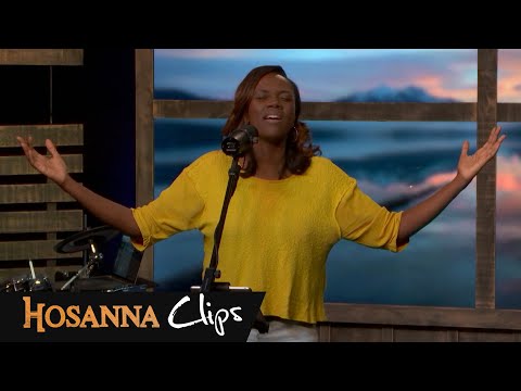 Saint est notre Dieu - Hosanna clips - Nadège Jean