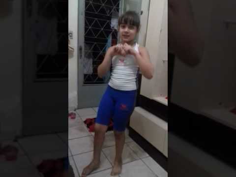 Maria julia dançando