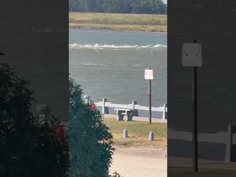 EL MOMENTO QUE ENTRO LA OLA EN LA BOCA DE MAR CHIQUITA.