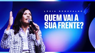 QUEM VAI À SUA FRENTE? - LÚCIA RODOVALHO