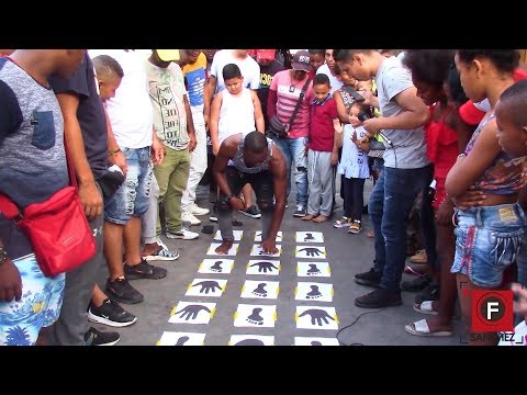 download lagu mp3 mp4 Juego De Huellas De Pies, download lagu Juego De Huellas De Pies gratis, unduh video klip Juego De Huellas De Pies
