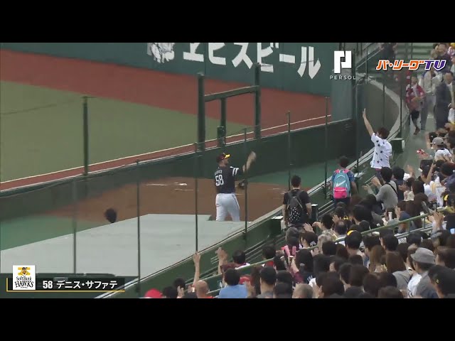 ブルペンのホークス・サファテがナイスキャッチ