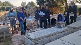 4 שנים למותו של אהוביה סנדק (חדשות הקול היהודי) - התמונה מוצגת ישירות מתוך אתר האינטרנט יוטיוב. זכויות היוצרים בתמונה שייכות ליוצרה. קישור קרדיט למקור התוכן נמצא בתוך דף הסרטון 4 שנים למותו של אהוביה סנדק (חדשות הקול היהודי) - התמונה מוצגת ישירות מתוך אתר האינטרנט יוטיוב. זכויות היוצרים בתמונה שייכות ליוצרה. קישור קרדיט למקור התוכן נמצא בתוך דף הסרטון