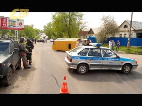 НА УЛ. РОКОССОВСКОГО ПЕРЕВЕРНУЛАСЬ МАРШРУТКА С ПАССАЖИРАМИ