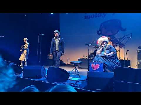 Moldy Peaches  - Anyone else but you LIVE @Roundhouse London