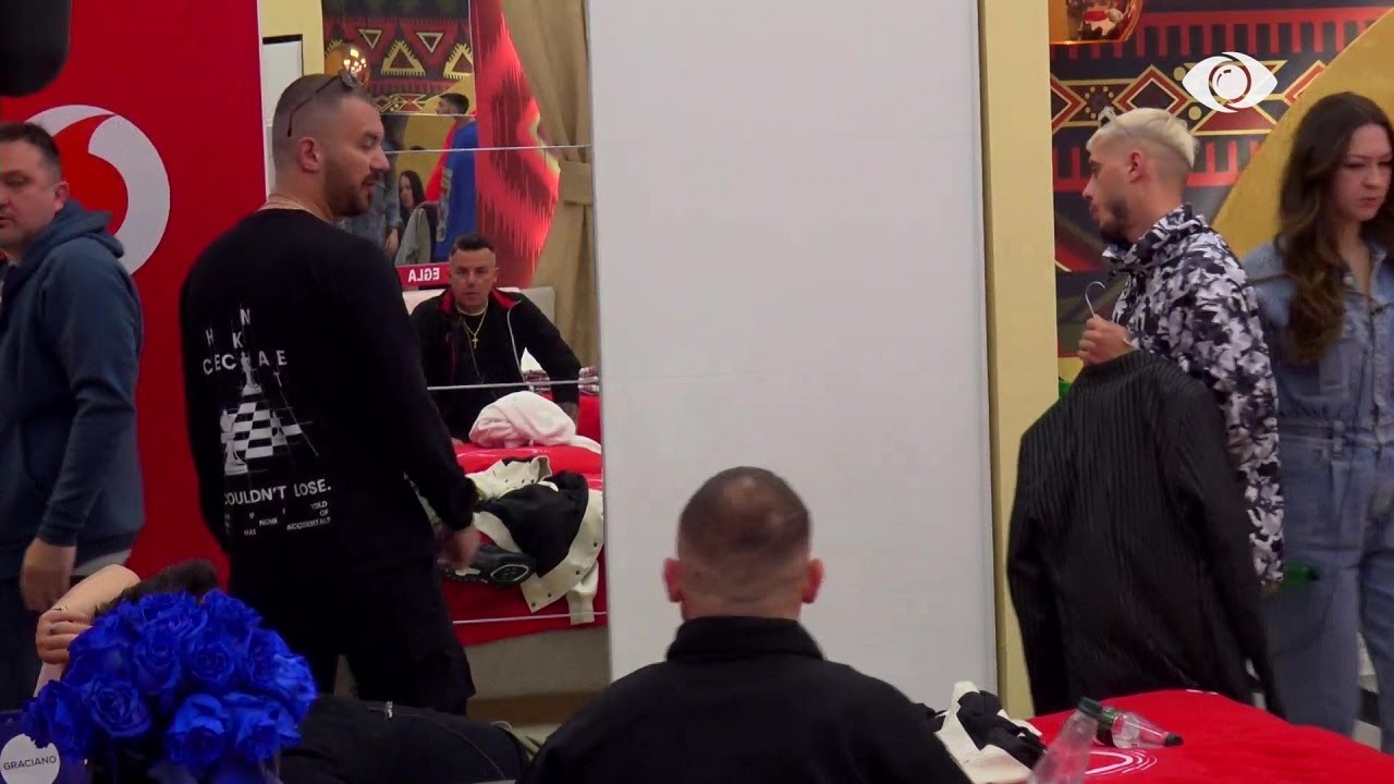 Humbja e të mbathurave, Juli dhe Romeo debat me banorët: Do luajmë me punëdore