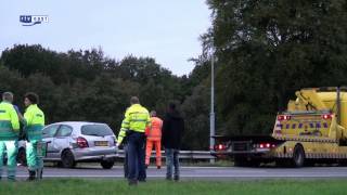 preview picture of video 'Auto over de kop op snelweg A1 bij Bathmen, twee gewonden'
