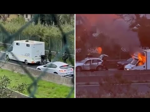 I video dell'assalto a due portavalori sull'Aurelia a Livorno: gli spari, le urla, le fiamme