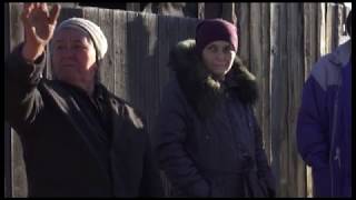 Гнилые покосившиеся столбы, скрутки электропроводов, слабое напряжение в сети