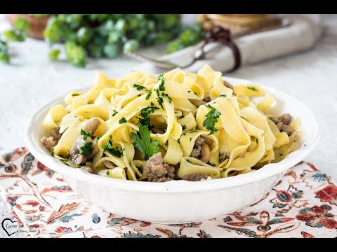TAGLIATELLE CON SALSICCIA E FUNGHI